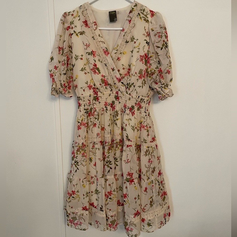 TAYLOR FEMININE SPRING DRESS Floral Print Size M Elastic Waist Puff Sleeves